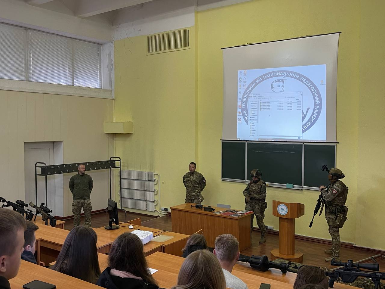 Predstavnyky_obʼiednanoi_shturmovoi_bryhady_Natsionalnoi_politsii_Ukrainy_«Liut»_na_proforiientatsiinii_zustrichi_zi_studentamy_TNPU